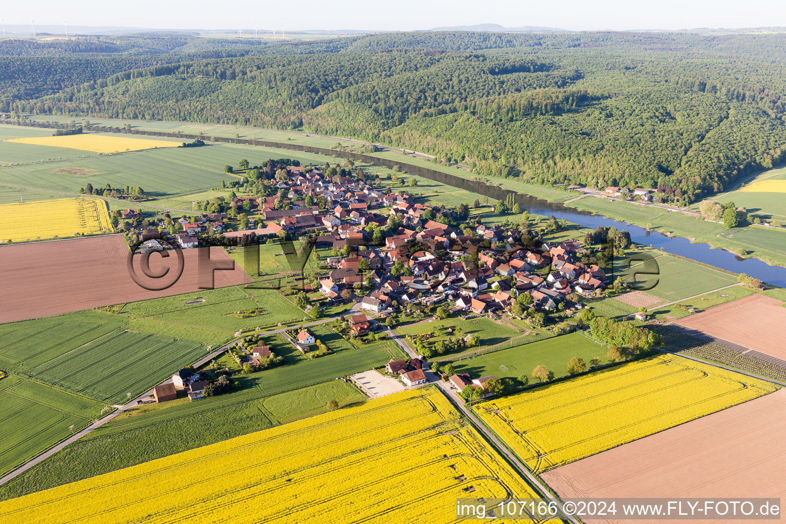 Vue aérienne de Zones riveraines de la Weser à le quartier Hajen in Emmerthal dans le département Basse-Saxe, Allemagne