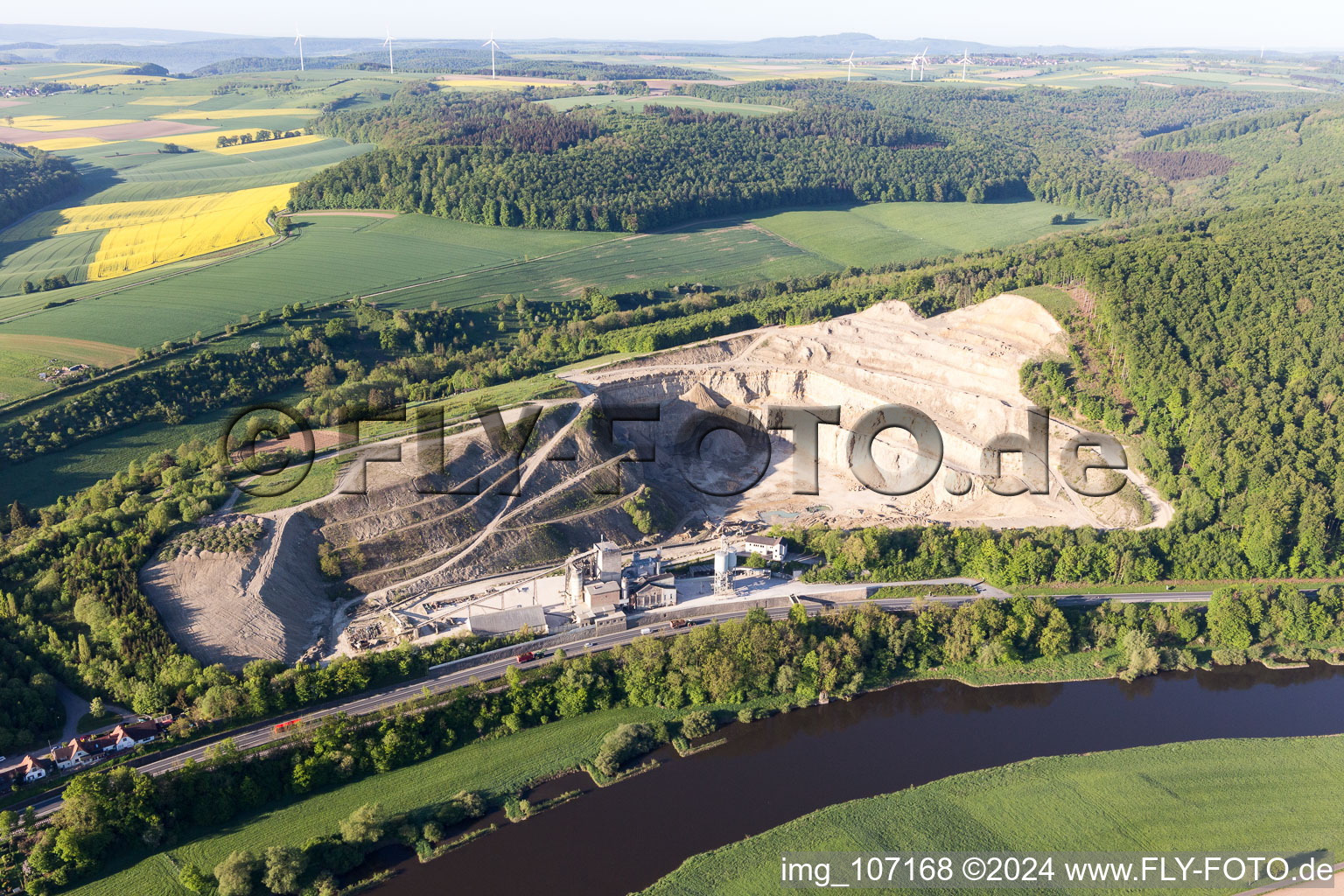 Vue aérienne de La chaux fonctionne Hehlen à Hehlen dans le département Basse-Saxe, Allemagne