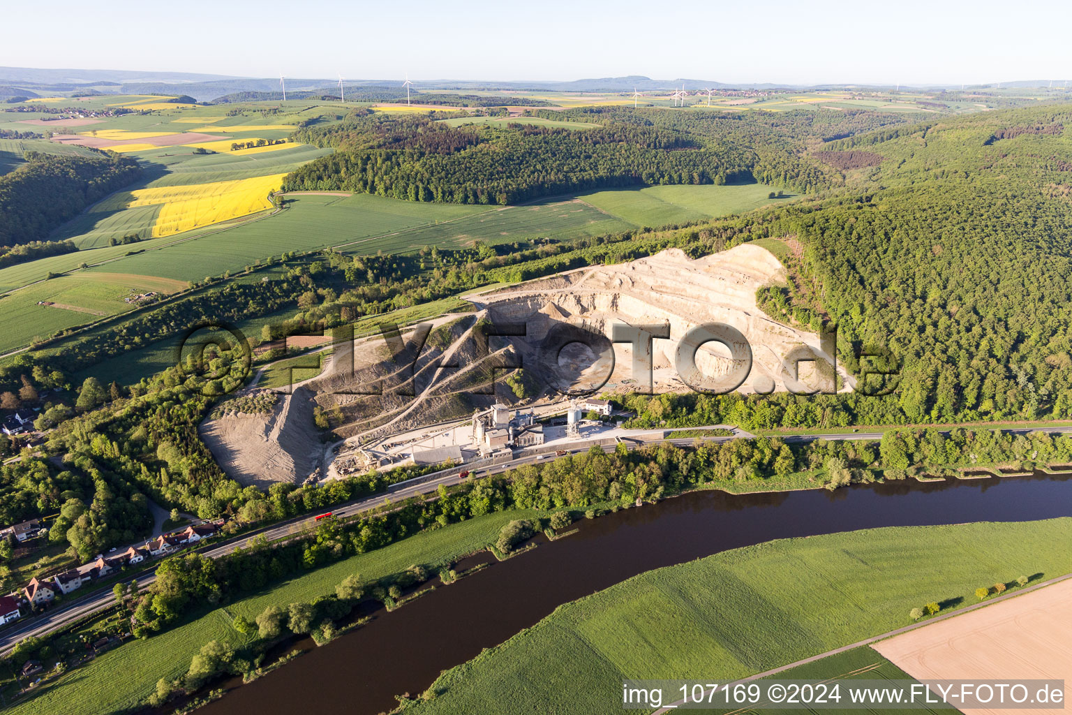 Vue aérienne de Carrière pour l'exploitation minière et l'extraction de à Hehlen dans le département Basse-Saxe, Allemagne