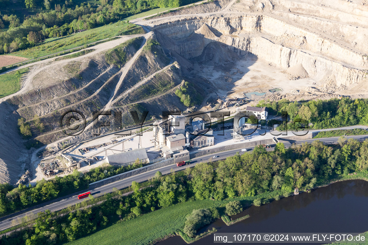 Vue aérienne de Carrière pour l'exploitation minière et l'extraction de à Hehlen dans le département Basse-Saxe, Allemagne