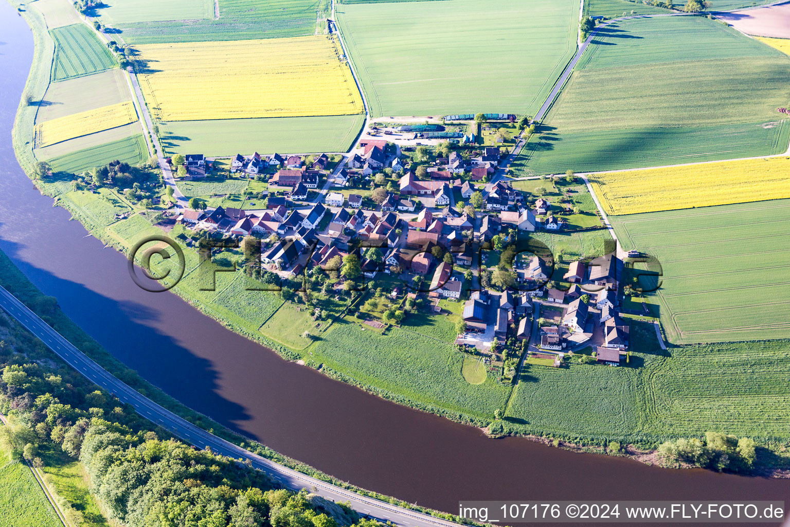 Vue aérienne de Zones riveraines de la Weser à Dölme dans le département Basse-Saxe, Allemagne