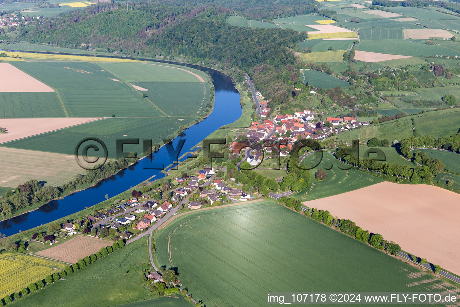 Vue aérienne de Zones riveraines de la Weser à Brevörde dans le département Basse-Saxe, Allemagne