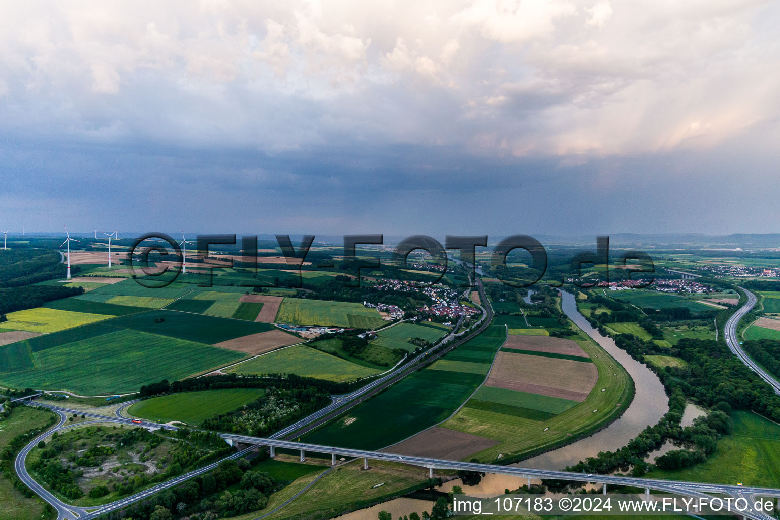 Vue aérienne de Pont sur la B303 au-dessus du Main à Gädheim dans le département Bavière, Allemagne