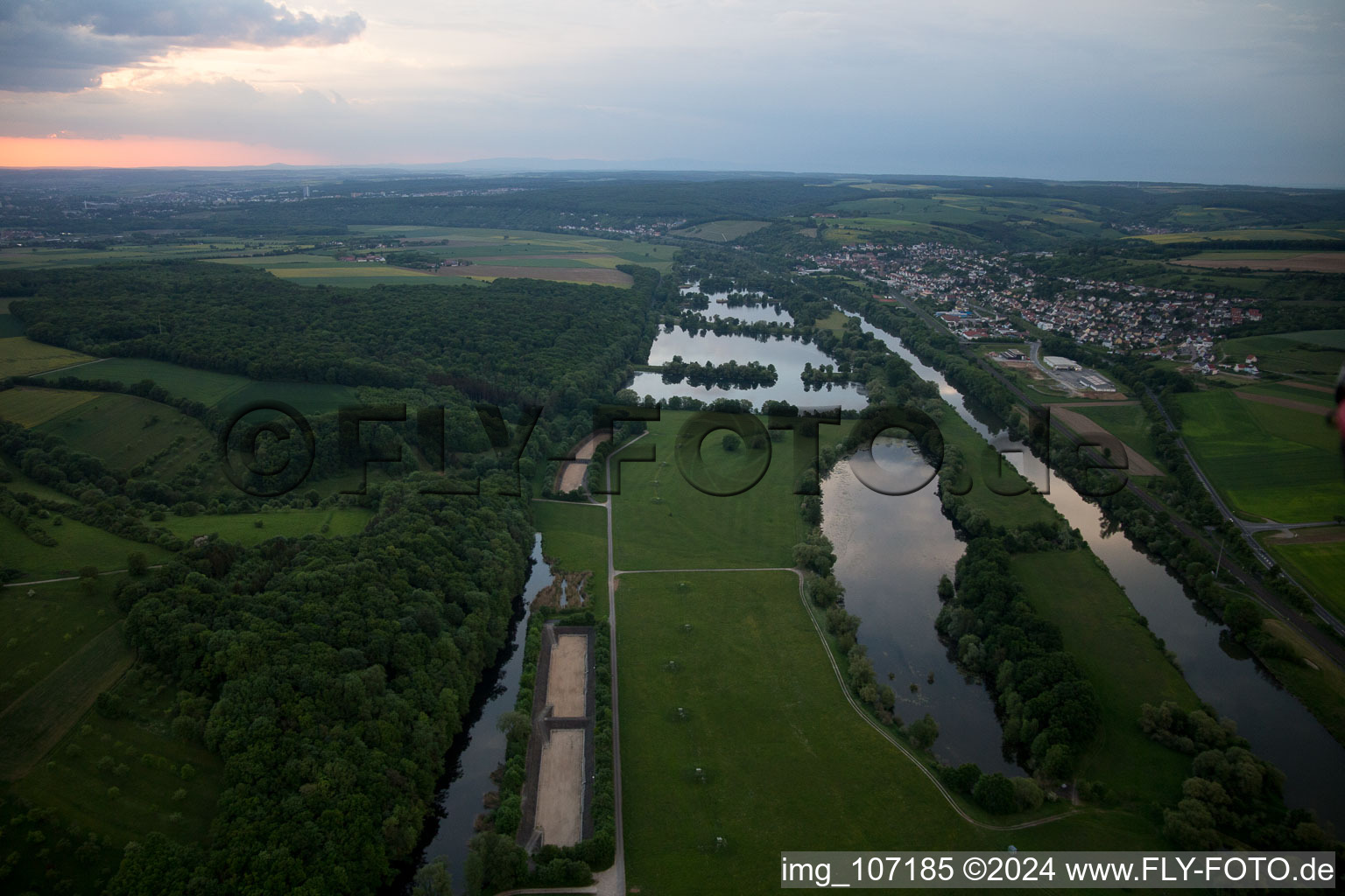 Vue aérienne de Quartier Untereuerheim in Grettstadt dans le département Bavière, Allemagne