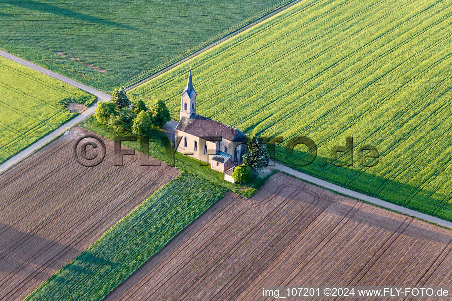 Vue aérienne de Chapelle Bischwinder "Maria - Aide du christianisme à le quartier Bischwind in Dingolshausen dans le département Bavière, Allemagne