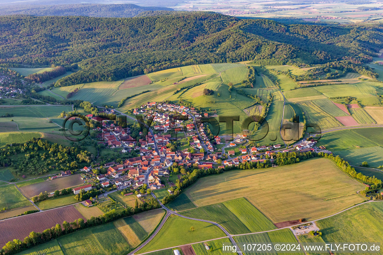 Vue aérienne de Du nord à le quartier Michelau in Michelau im Steigerwald dans le département Bavière, Allemagne