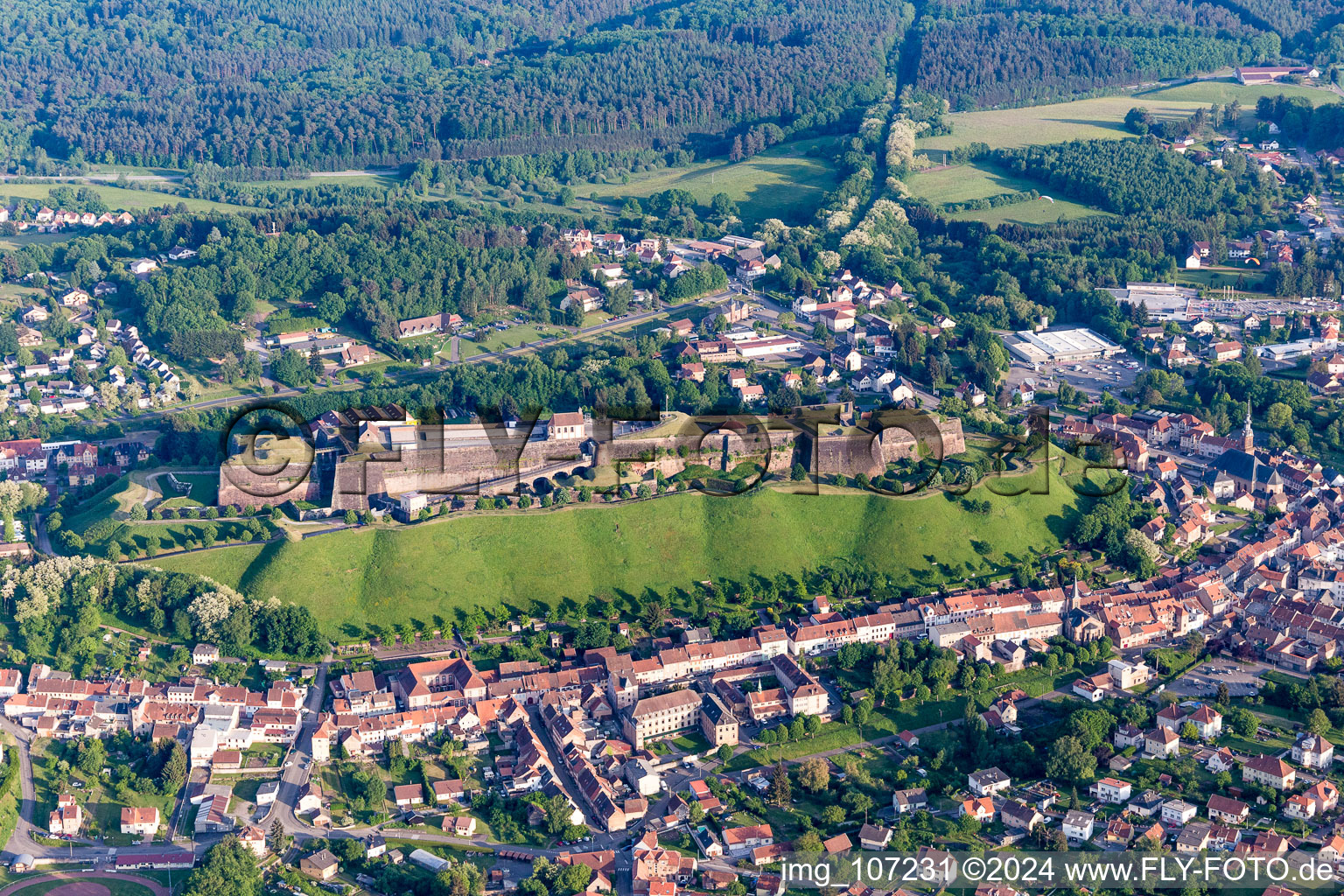 Vue aérienne de Fragments de la citadelle-forteresse de Bitsch à Bitche dans le département Moselle, France