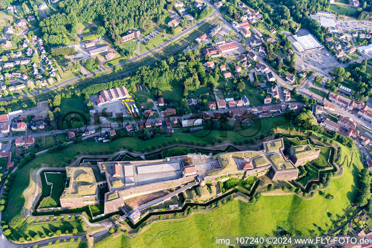 Photographie aérienne de Fragments de la citadelle-forteresse de Bitsch à Bitche dans le département Moselle, France