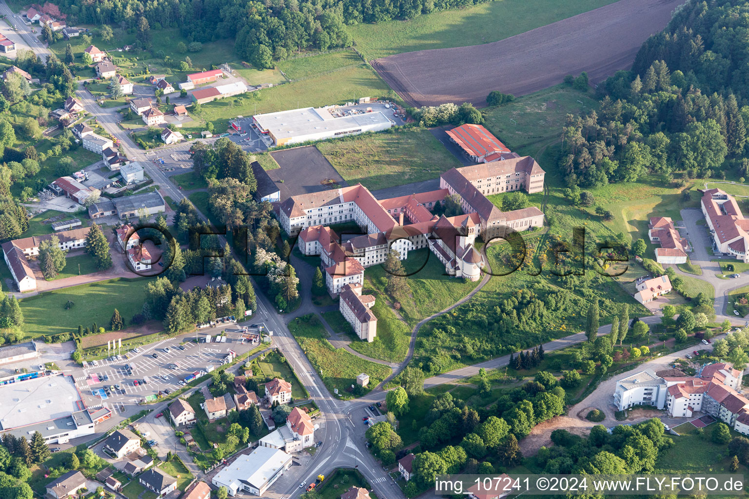 Vue aérienne de Monastère à Bitche dans le département Moselle, France