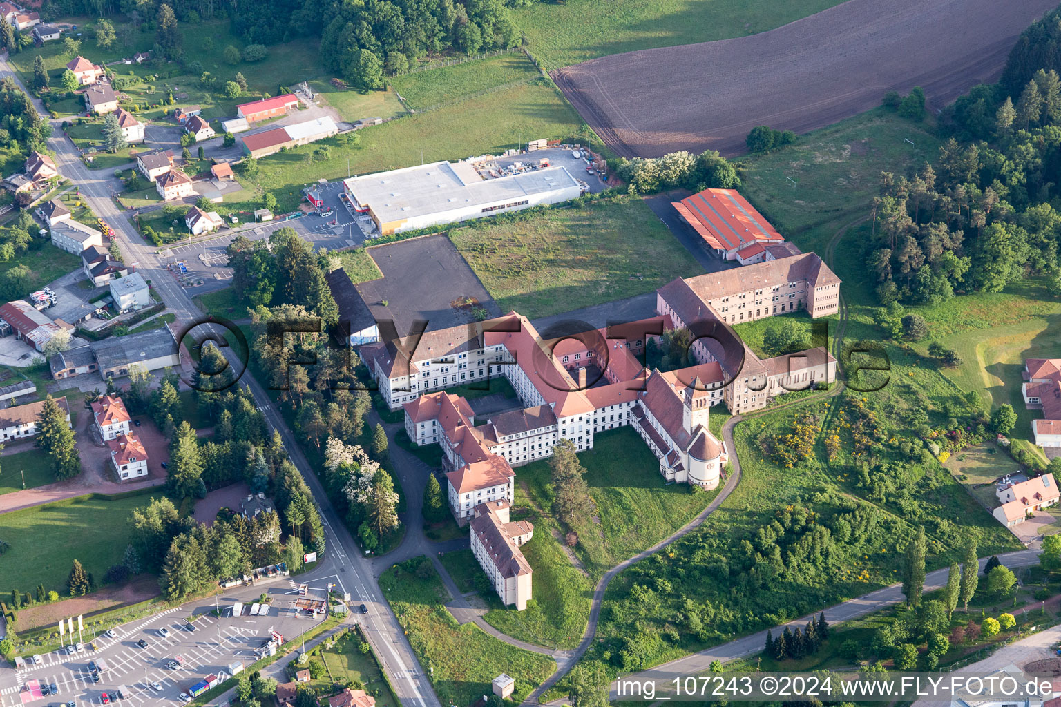 Vue aérienne de Complexe de bâtiments monastiques à Bitche dans le département Moselle, France