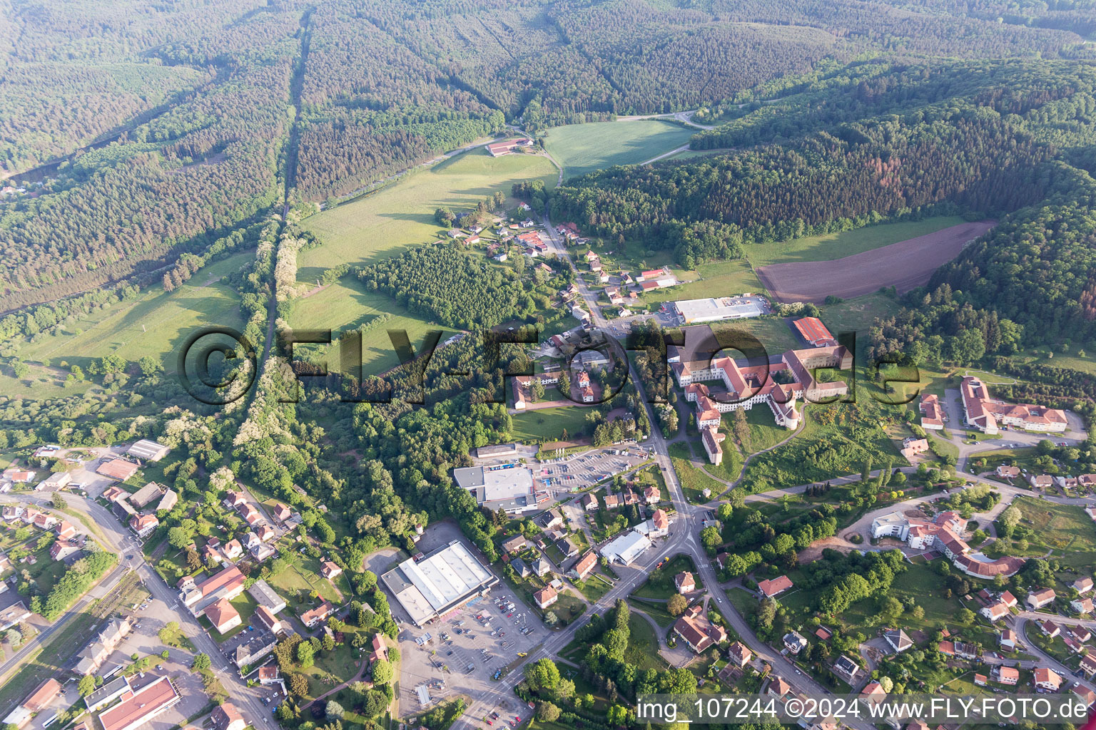 Vue aérienne de Monastère à Bitche dans le département Moselle, France