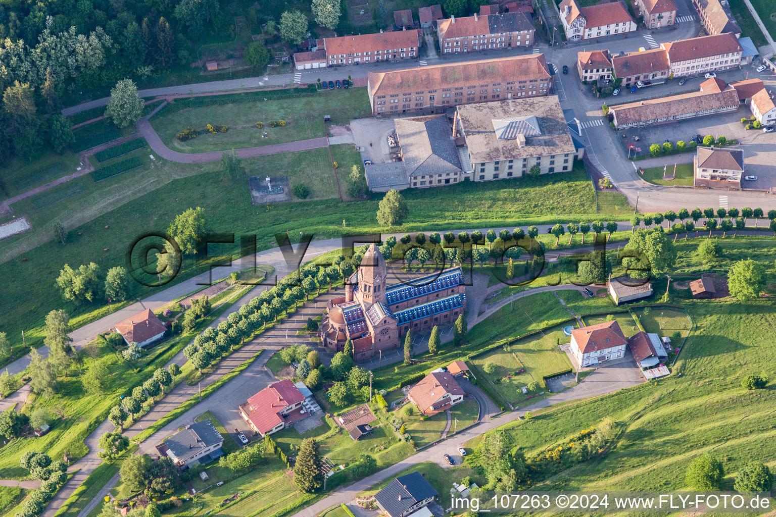 Vue aérienne de Bâtiment religieux Église Saint-Louis de Saint-Louis-lès-Bitche à Saint-Louis-les-Bitche à Saint-Louis-lès-Bitche dans le département Moselle, France