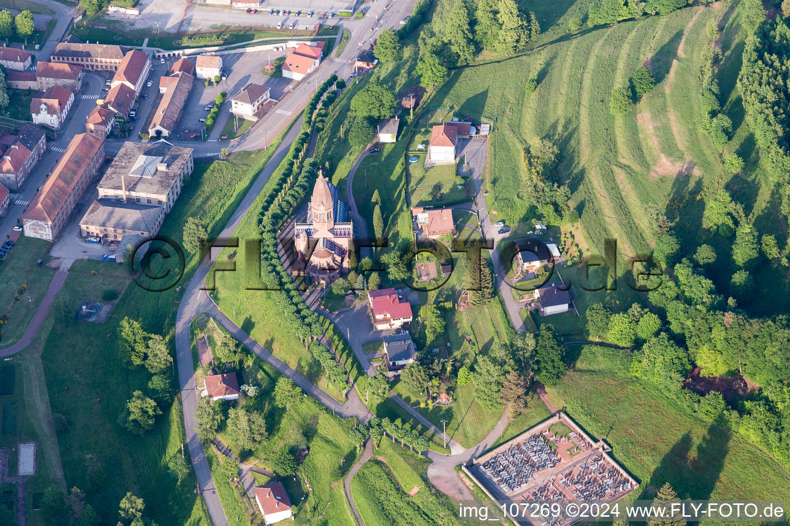 Vue aérienne de Église Saint-Louis de Saint-Louis-lès-Bitche(Lorraine) à Saint-Louis-lès-Bitche dans le département Moselle, France