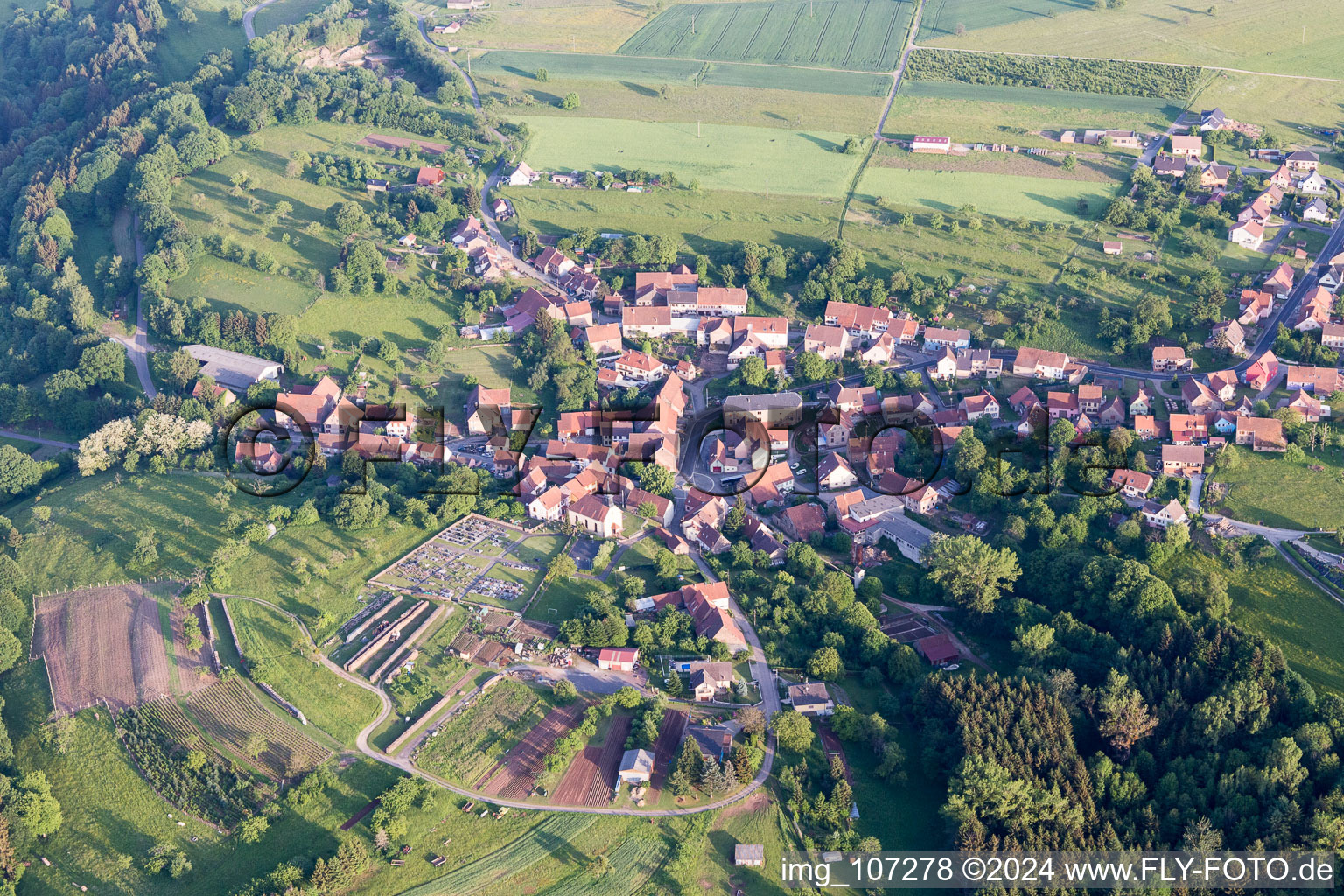 Vue aérienne de Volksberg dans le département Bas Rhin, France