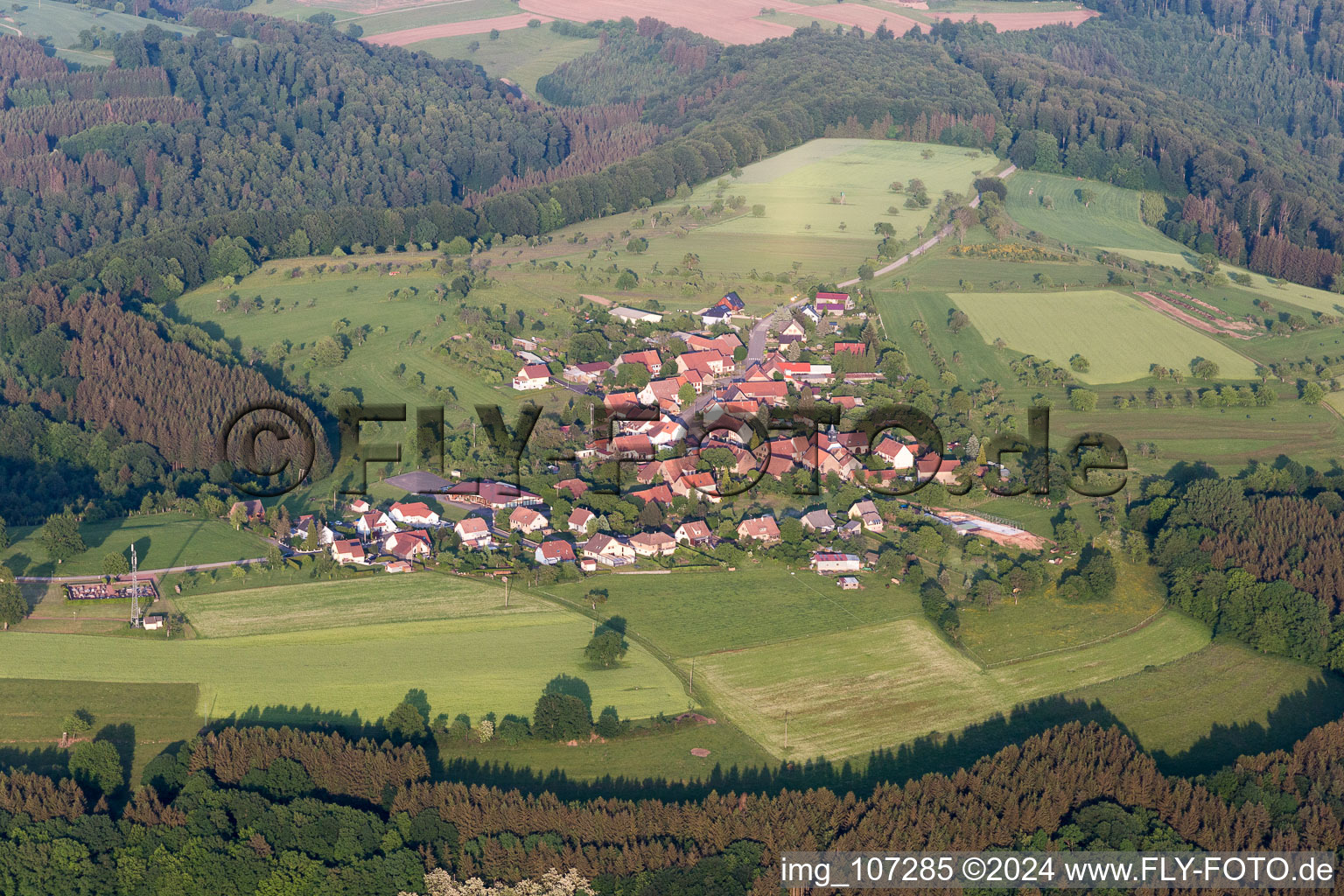 Vue aérienne de Hinsbourg dans le département Bas Rhin, France