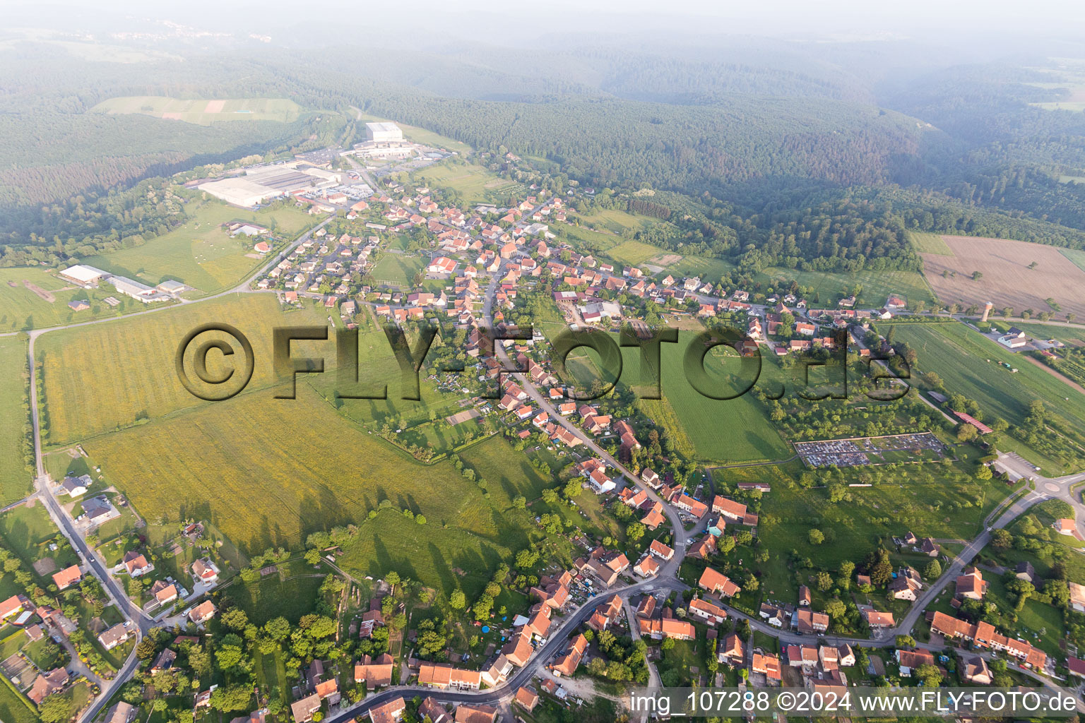 Vue aérienne de Petersbach dans le département Bas Rhin, France