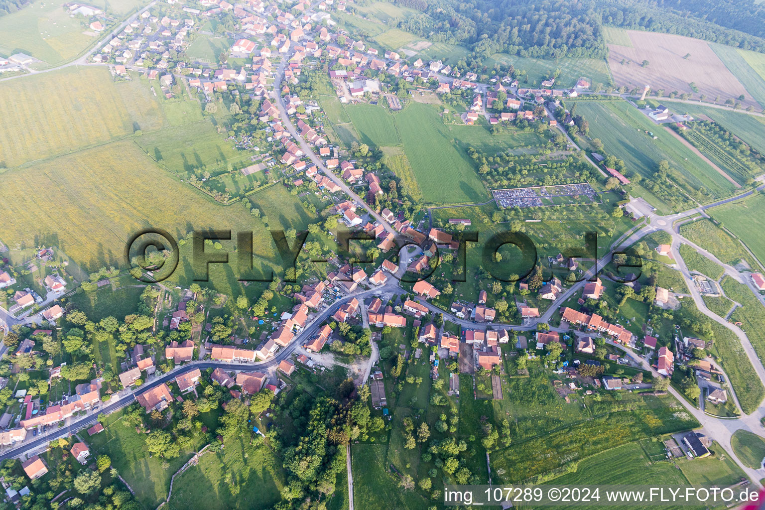 Vue aérienne de Petersbach dans le département Bas Rhin, France