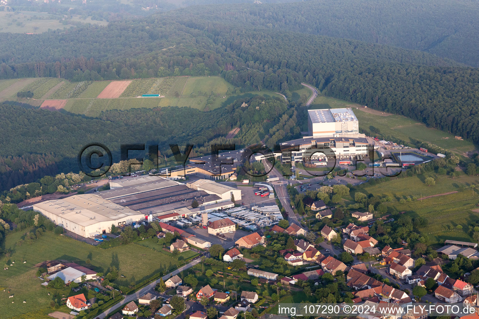 Vue aérienne de Zone commerciale et implantation d'entreprise avec Grands Chais de et caviste Ice par Blanc Foussy à Petersbach dans le département Bas Rhin, France