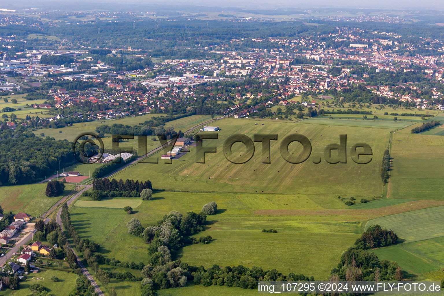 Vue aérienne de Sarreguemines - Neunkirch, aérodrome à Frauenberg dans le département Moselle, France