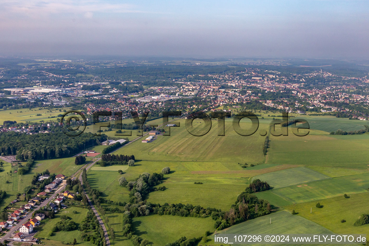 Vue aérienne de Sarreguemines - Neunkirch, aérodrome à Frauenberg dans le département Moselle, France