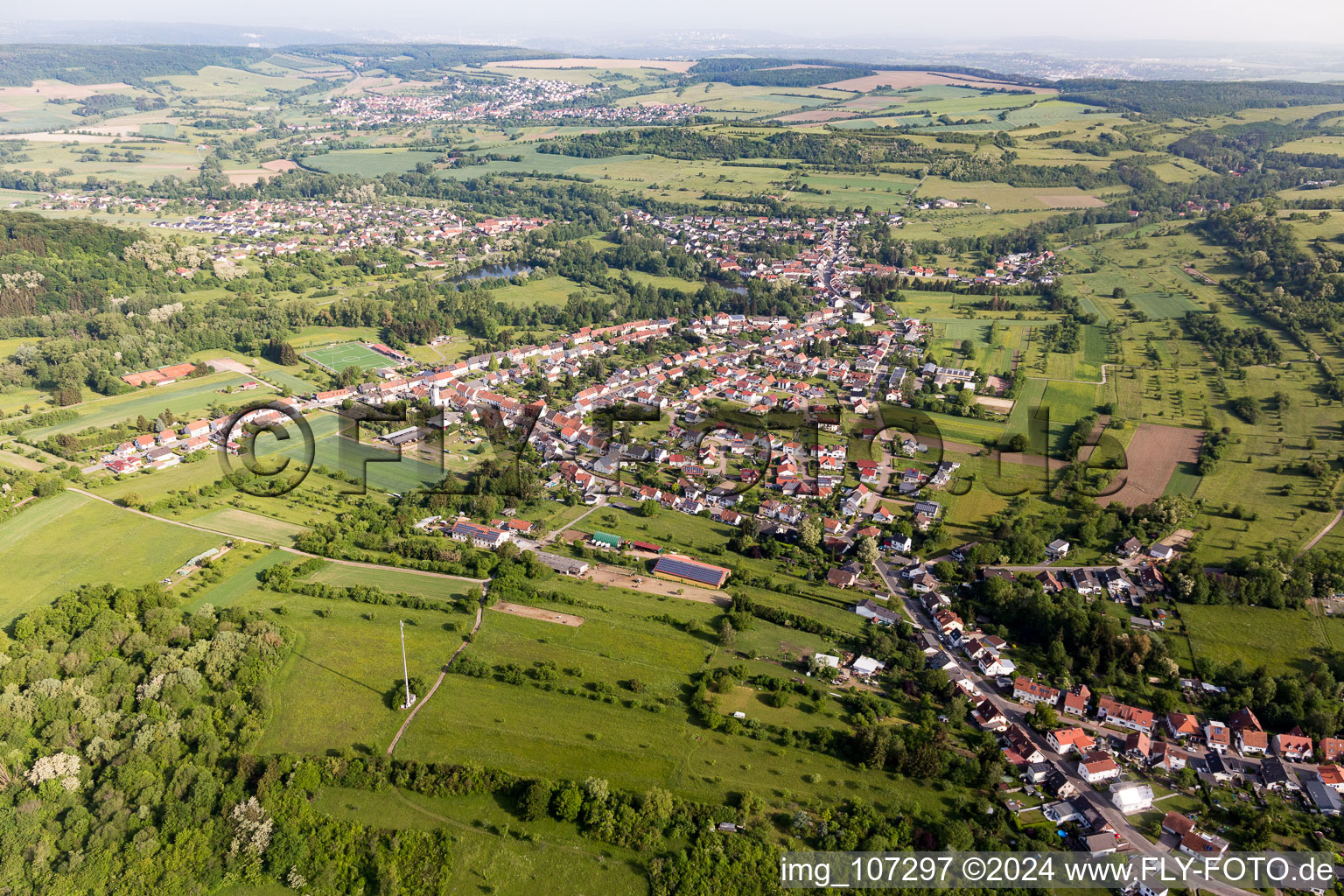 Vue aérienne de Quartier Bliesmengen-Bolchen in Mandelbachtal dans le département Sarre, Allemagne