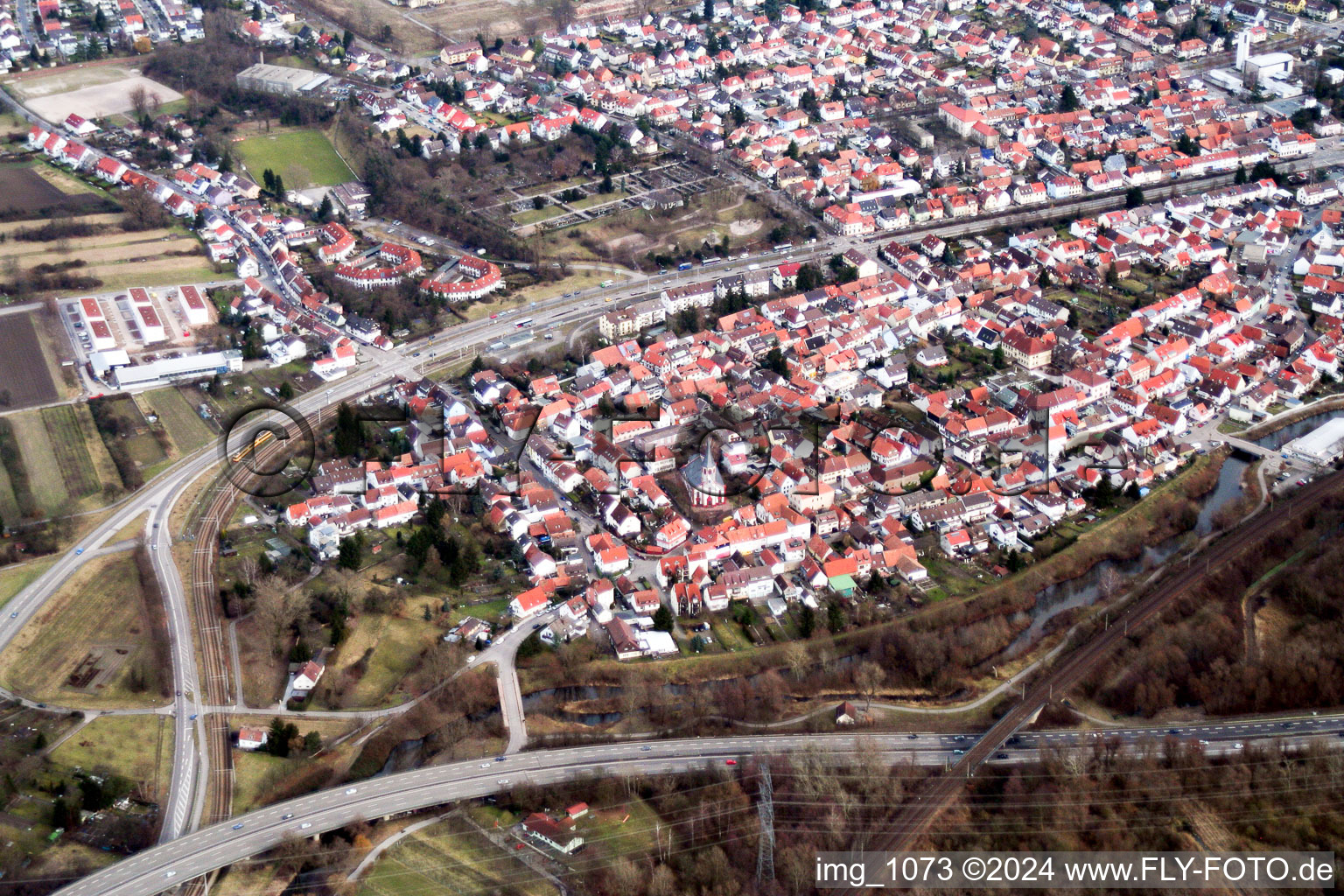 Vue aérienne de Du sud-ouest à le quartier Knielingen in Karlsruhe dans le département Bade-Wurtemberg, Allemagne