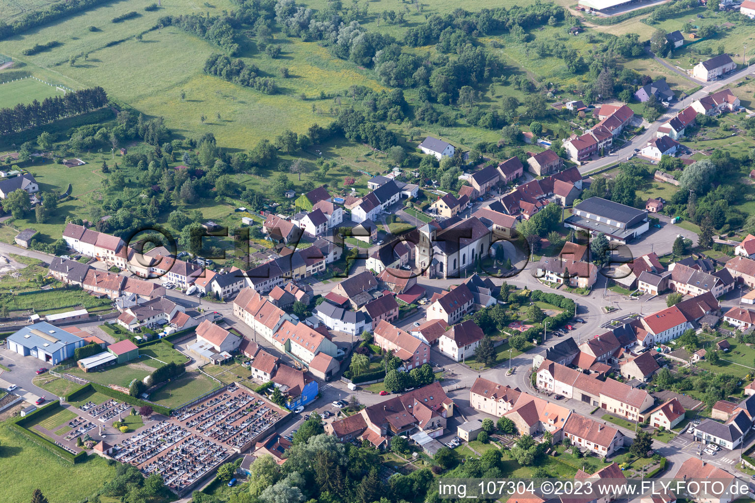 Vue aérienne de Wiesviller dans le département Moselle, France
