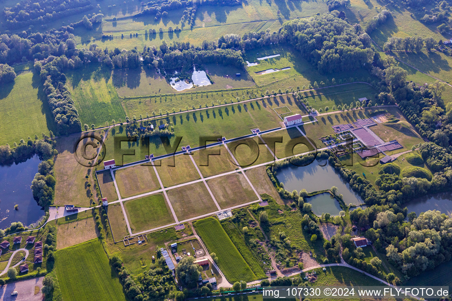 Vue aérienne de Fouilles de sites de fouilles archéologiques de l'époque romaine sur le site du Parc Culturel Européen Bliesbruck-Reinheim. en Reinheim à le quartier Reinheim in Gersheim dans le département Sarre, Allemagne