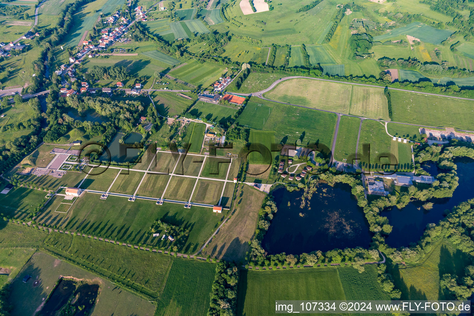 Vue aérienne de Fouilles de sites de fouilles archéologiques de l'époque romaine sur le site du Parc Culturel Européen Bliesbruck-Reinheim. en Reinheim à le quartier Reinheim in Gersheim dans le département Sarre, Allemagne