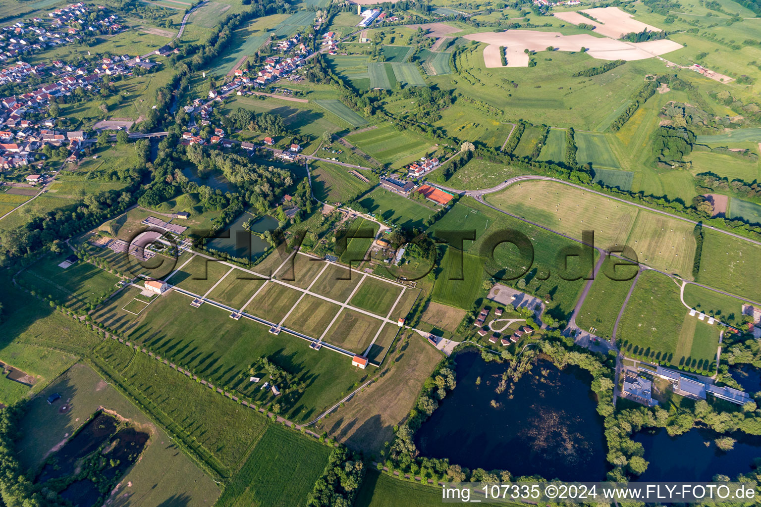 Vue aérienne de Vestiges Romains / Fouilles romaines à le quartier Reinheim in Gersheim dans le département Sarre, Allemagne