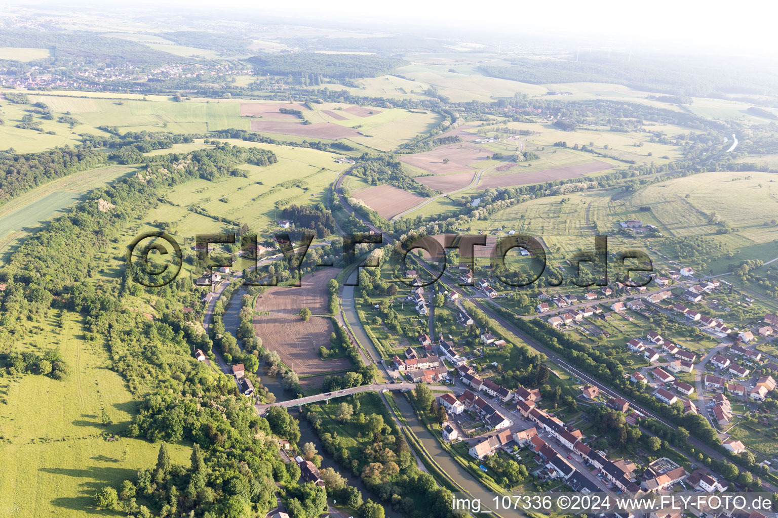 Vue aérienne de Ponts de la Sarre à Zetting dans le département Moselle, France