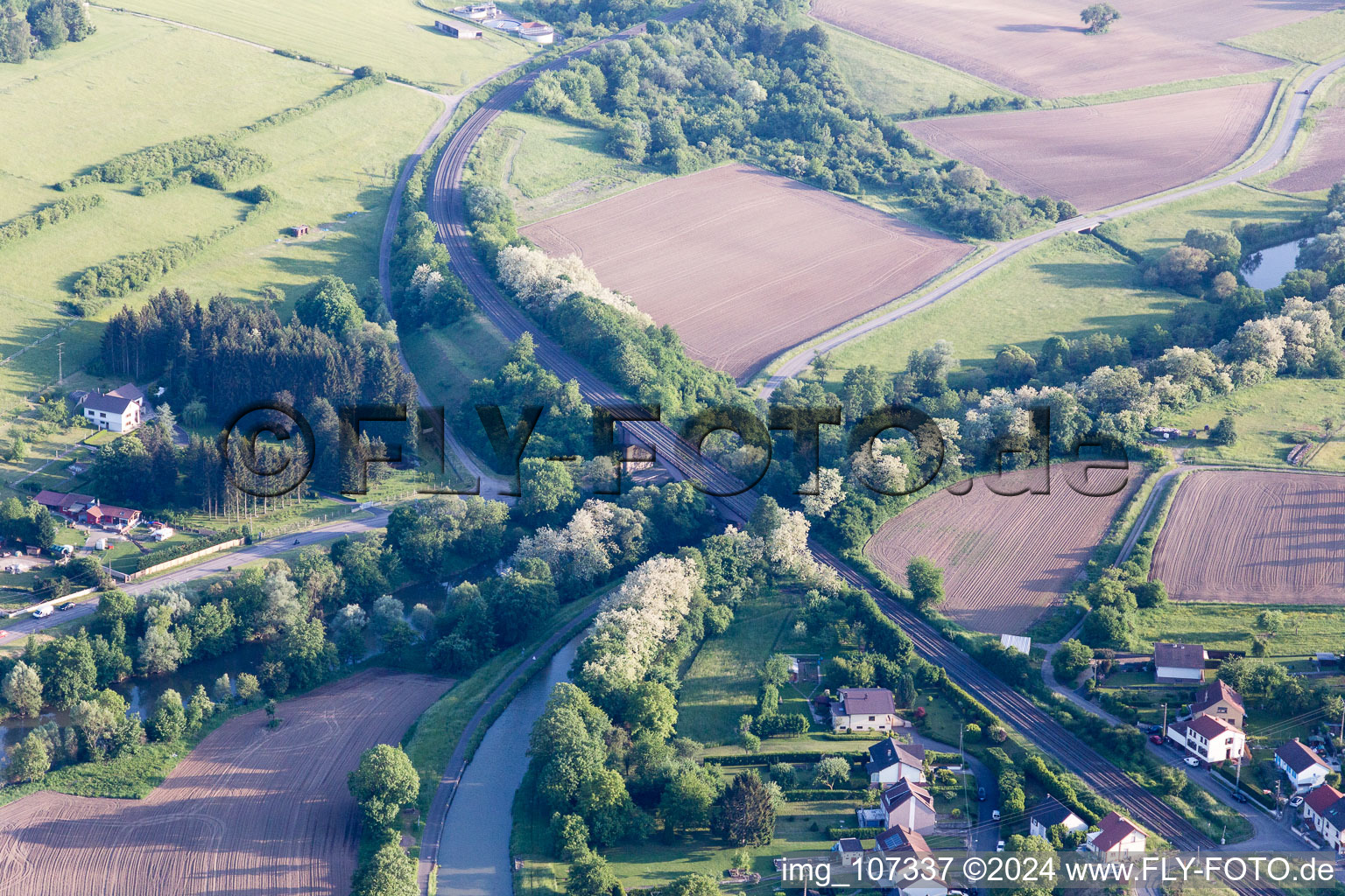 Vue aérienne de Ponts de la Sarre à Zetting dans le département Moselle, France