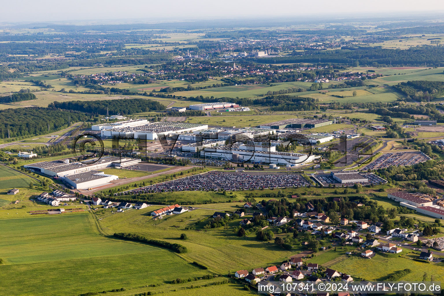 Vue aérienne de Zone industrielle et commerciale avec Toussaint Sarl et Renz Sàrl à Woustviller dans le département Moselle, France