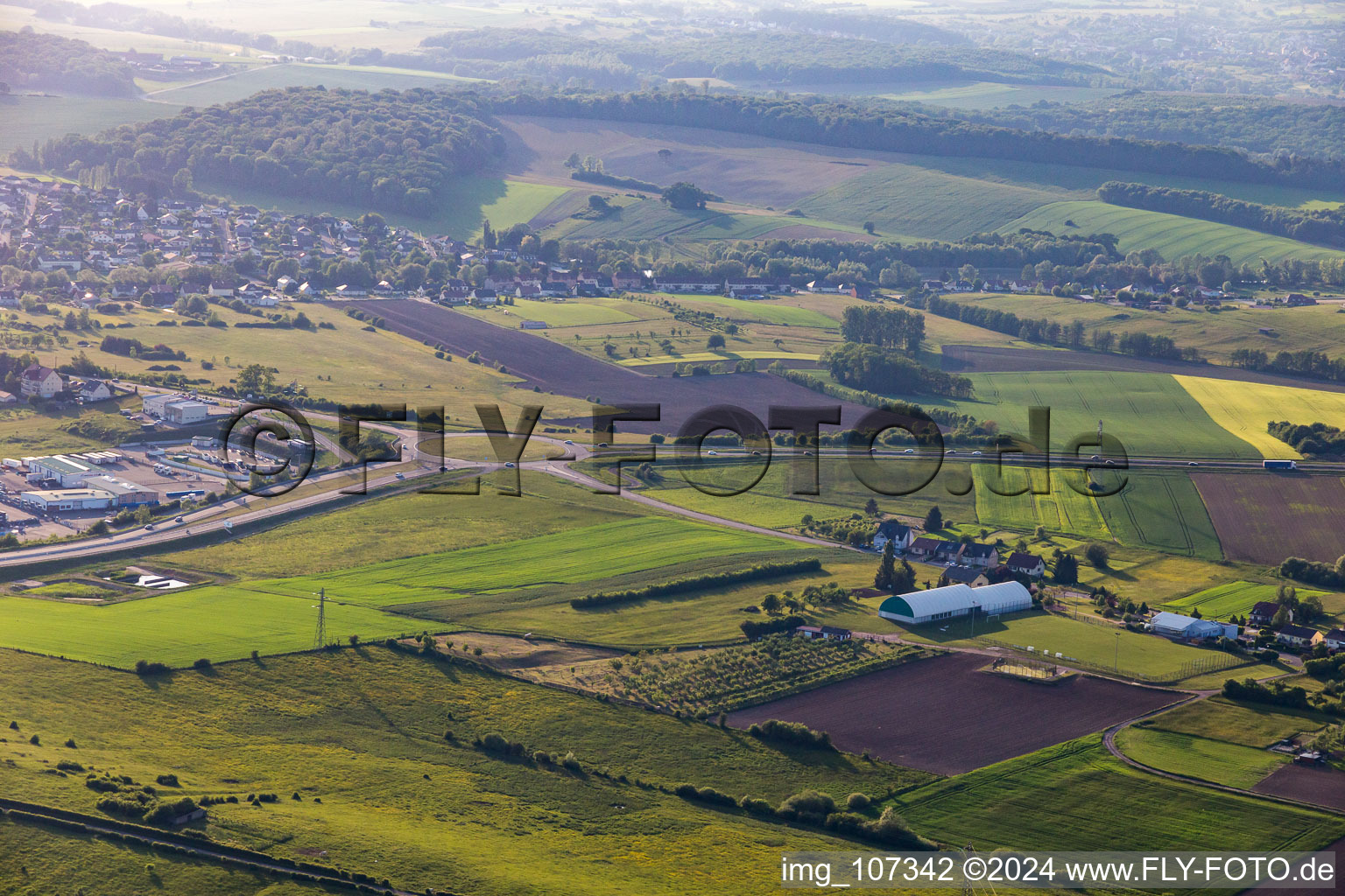 Vue aérienne de Woustwiller, Rondpoin à Hambach dans le département Moselle, France