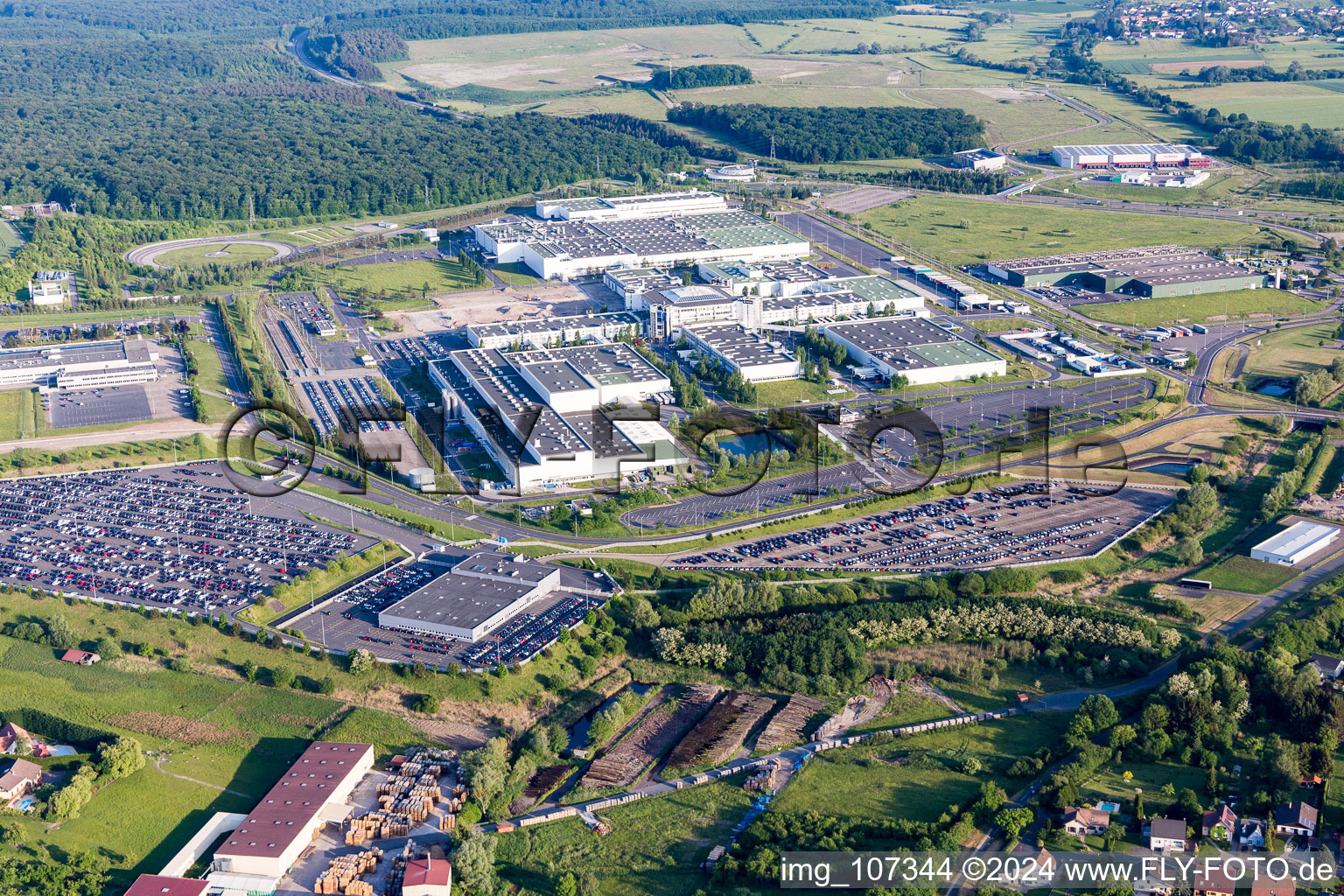 Vue aérienne de Zone industrielle et commerciale avec Toussaint Sarl et Renz Sàrl à Woustviller dans le département Moselle, France