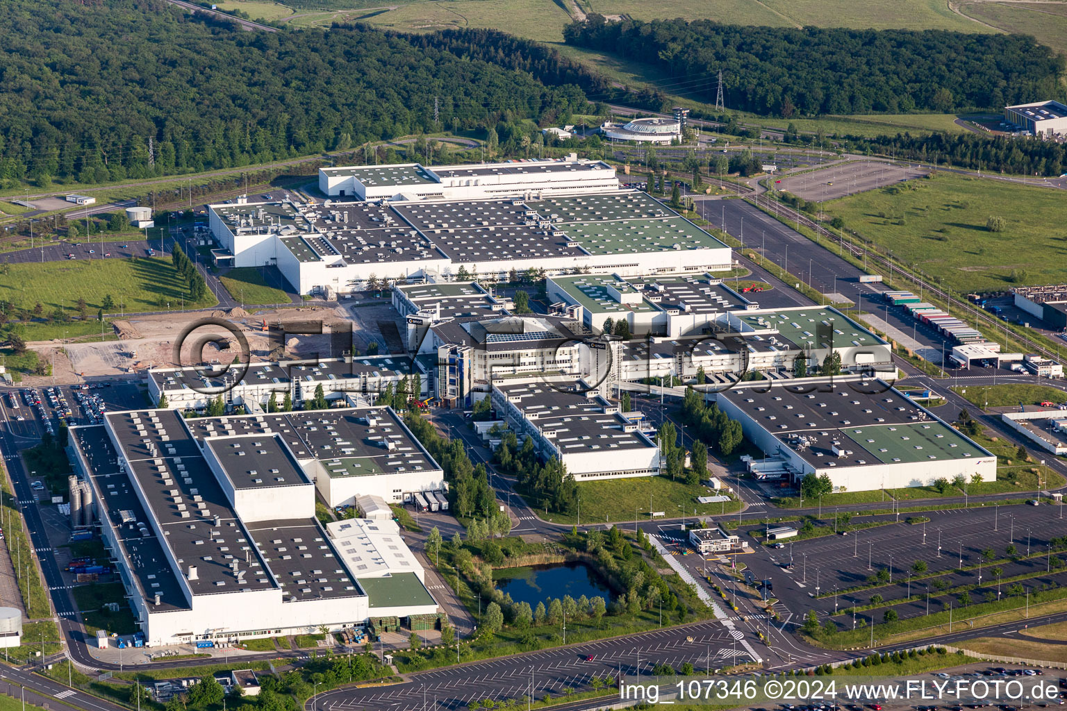 Photographie aérienne de Zone industrielle et commerciale avec Toussaint Sarl et Renz Sàrl à Woustviller dans le département Moselle, France