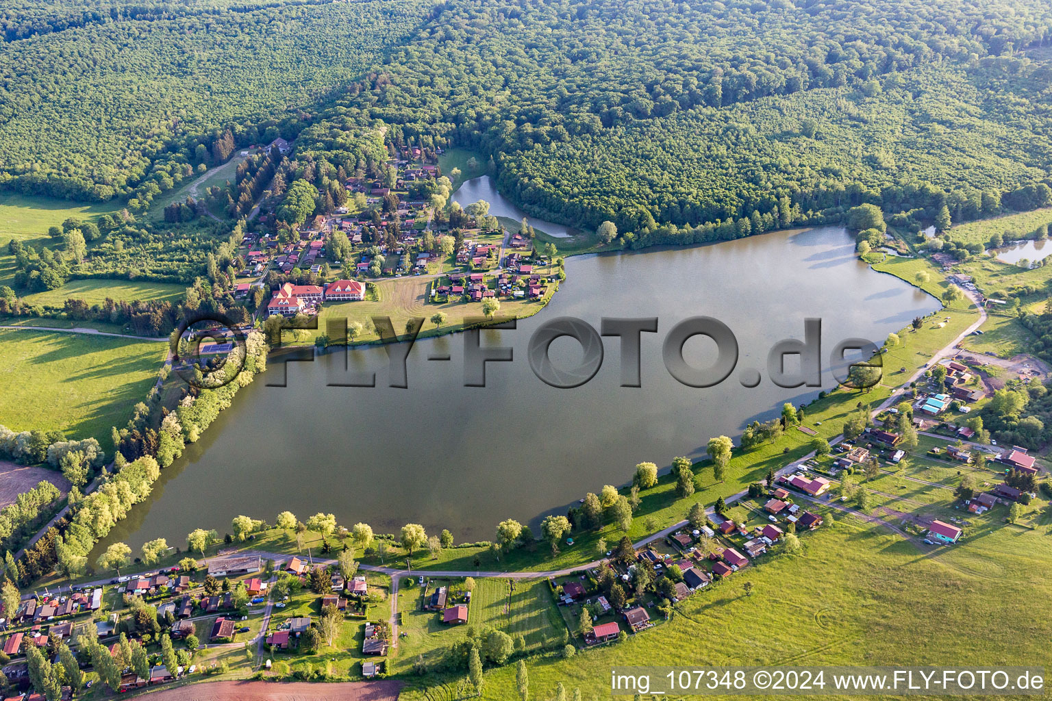 Vue aérienne de Etang avec camping à Hambach dans le département Moselle, France