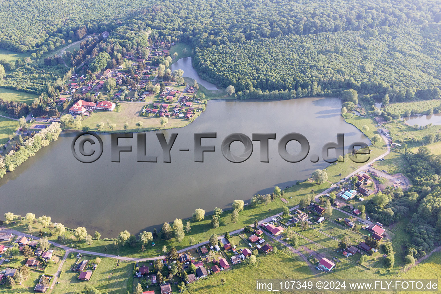 Vue aérienne de Etang avec camping à Hambach dans le département Moselle, France