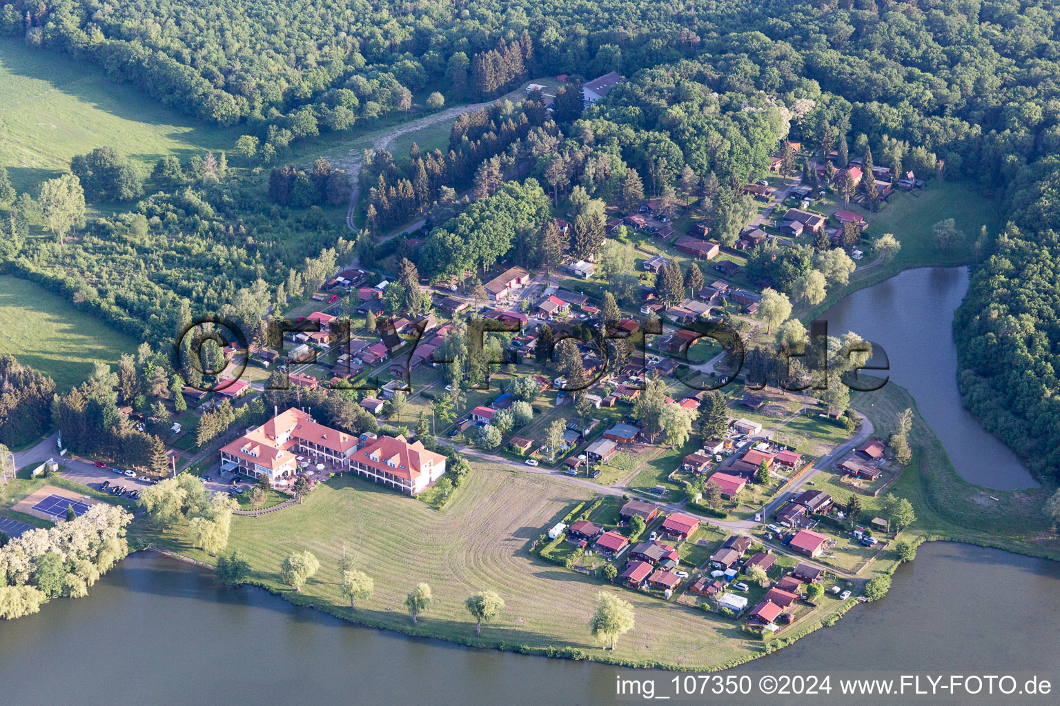 Photographie aérienne de Etang avec camping à Hambach dans le département Moselle, France