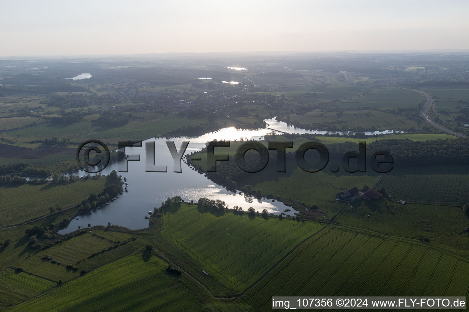 Vue aérienne de Puttelange-aux-Laxs, étang biscornu à Grundviller dans le département Moselle, France