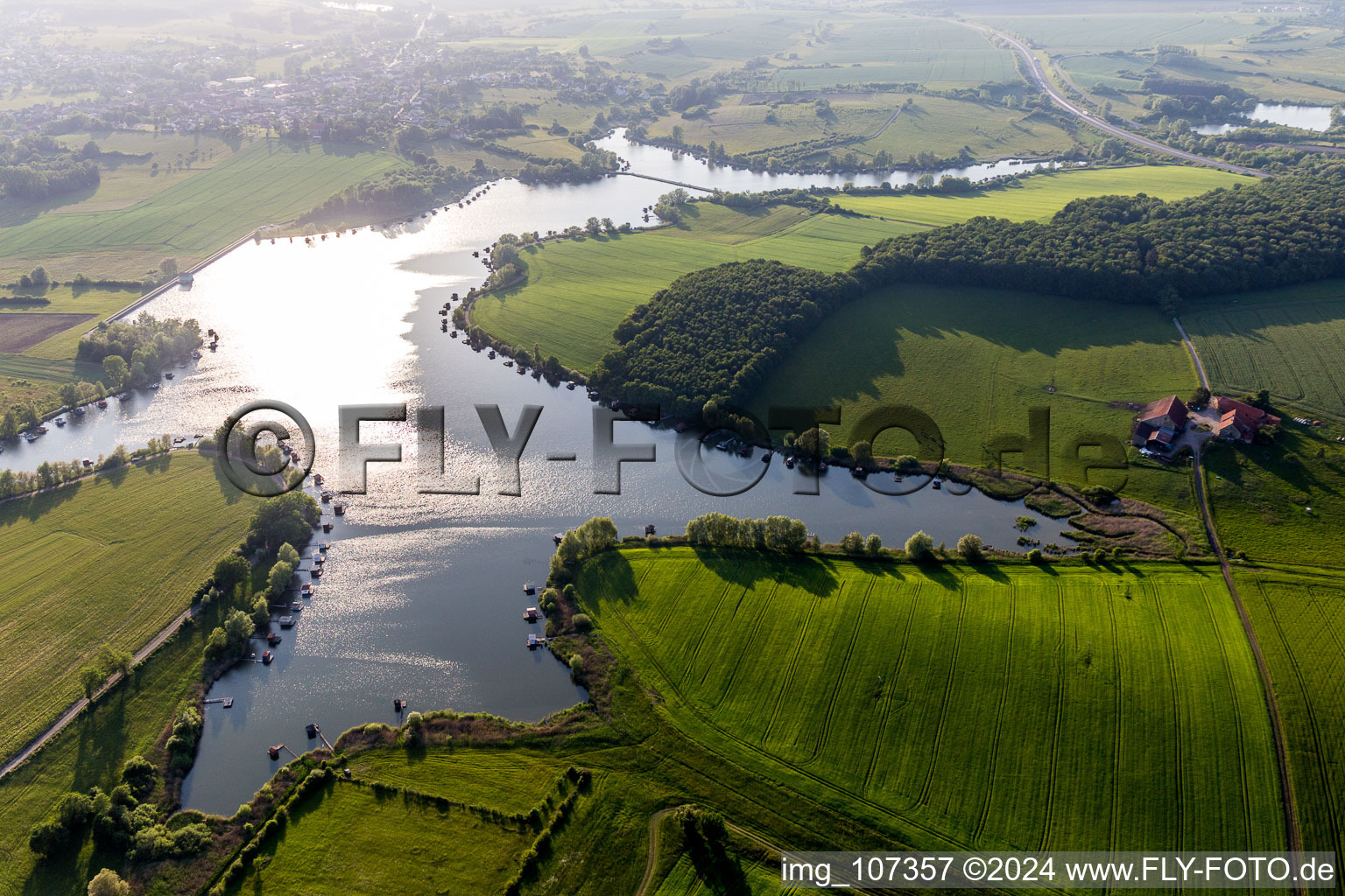 Vue aérienne de Paysage riverain du secteur de la chaîne des lacs de l'étang biscornu à Puttelange-aux-Lacs à Rémering-lès-Puttelange dans le département Moselle, France