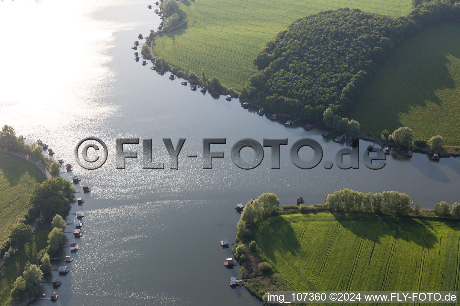 Vue aérienne de Puttelange-aux-Laxs, étang biscornu à Grundviller dans le département Moselle, France