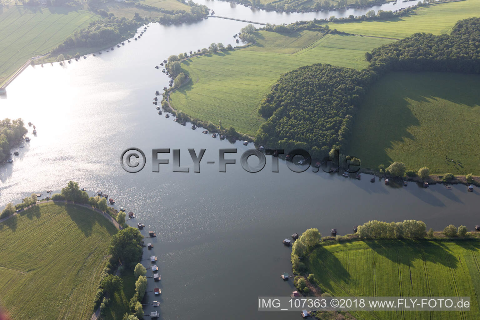 Photographie aérienne de Puttelange-aux-Laxs, étang biscornu à Grundviller dans le département Moselle, France