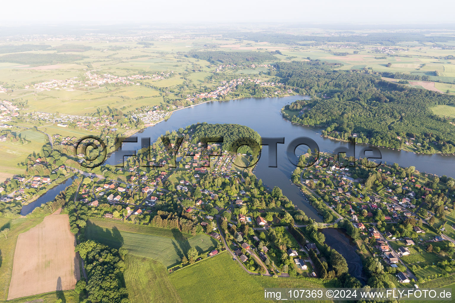 Vue aérienne de Étang du Marais à Hilsprich dans le département Moselle, France