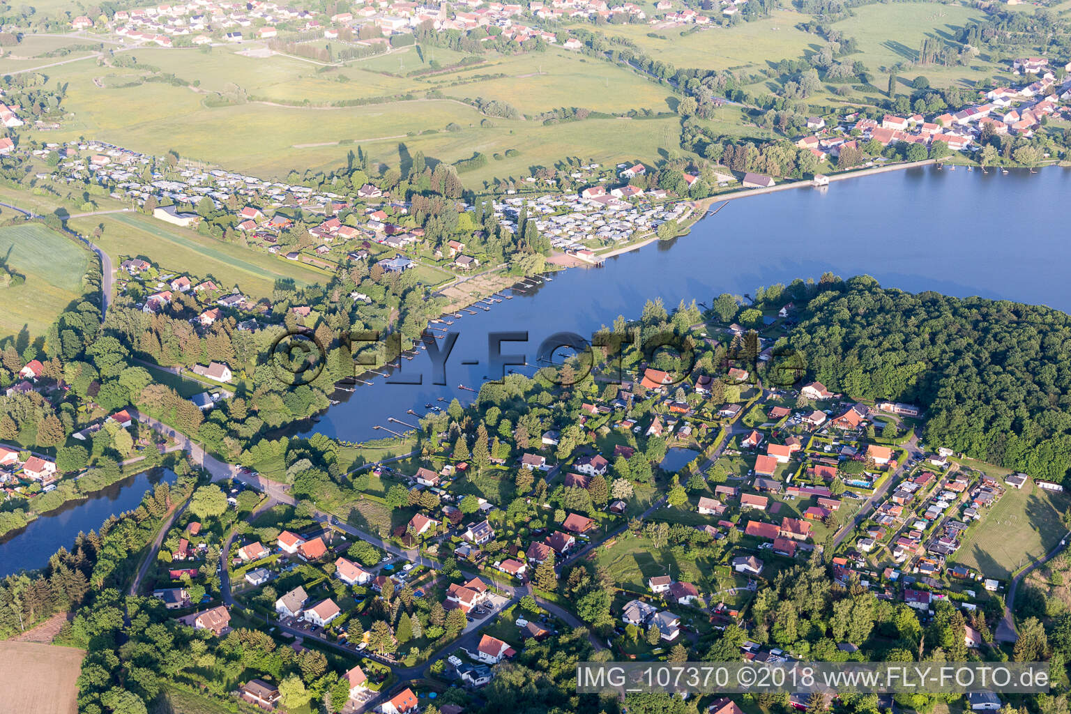 Vue aérienne de Étang des Marais à Hilsprich dans le département Moselle, France
