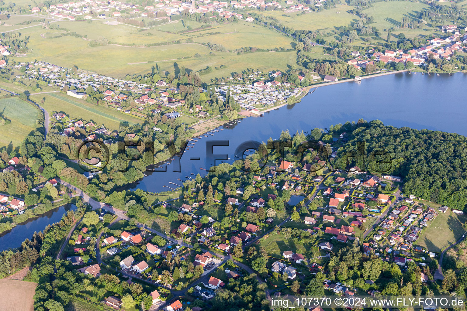 Vue aérienne de Étang du Marais à Hilsprich dans le département Moselle, France