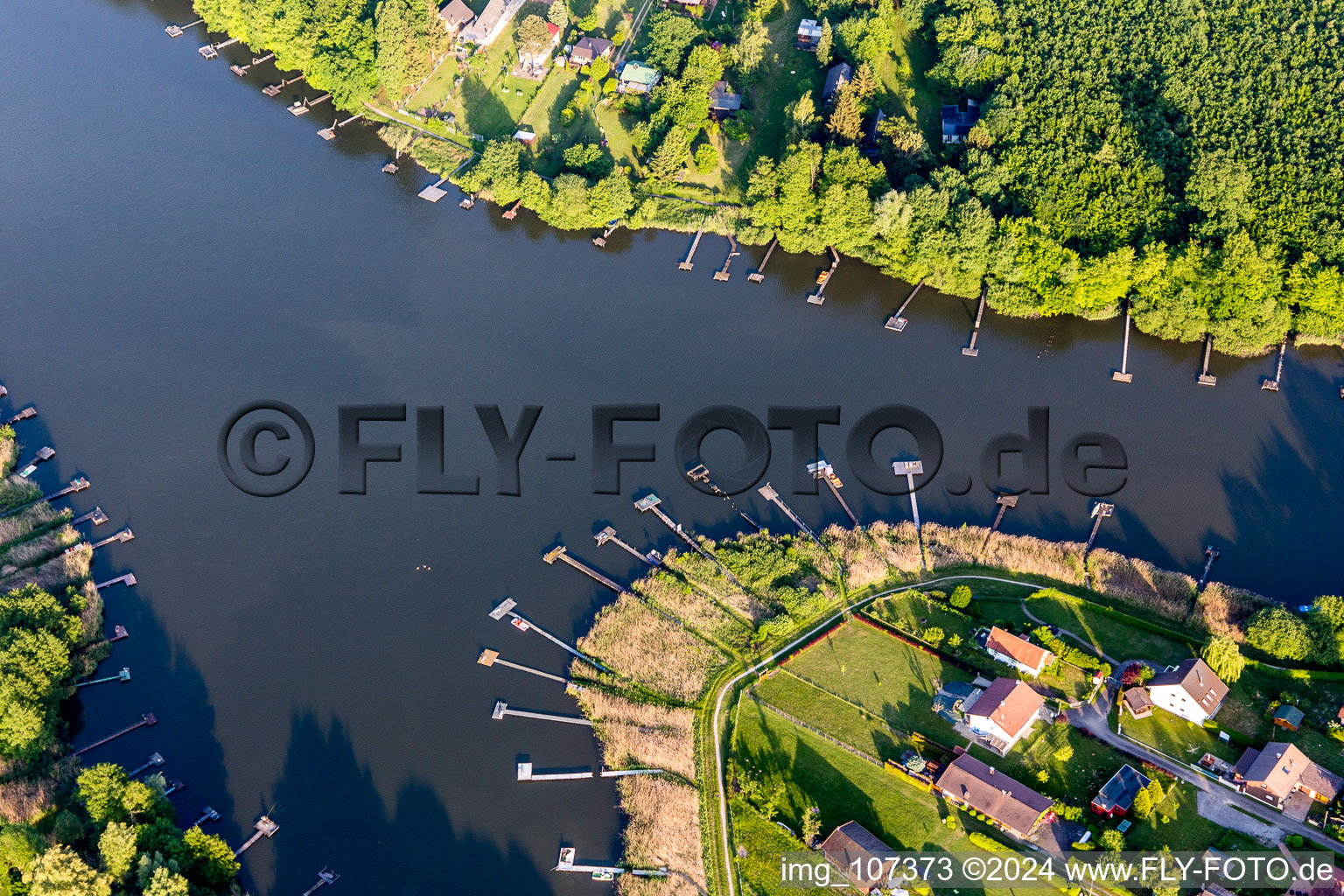 Vue aérienne de Zones forestières au bord du lac de l'Étang de Hirbach avec quais de pêche à Weiherfeld à Holving dans le département Moselle, France