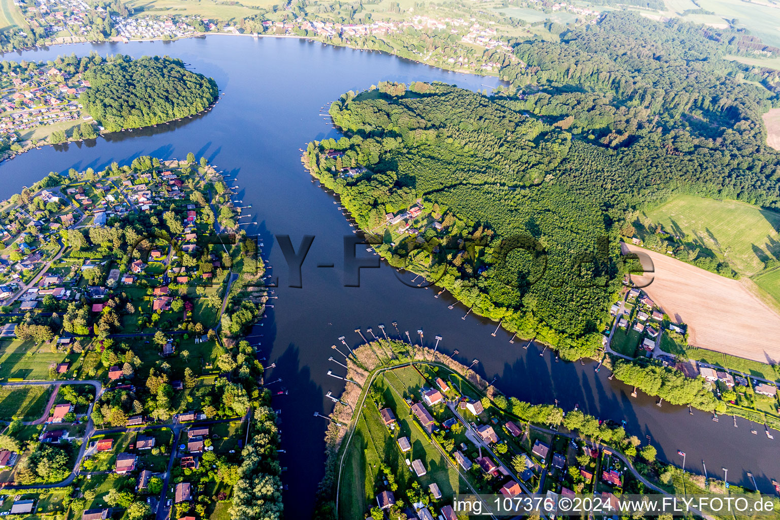 Vue aérienne de Zones forestières au bord du lac de l'Étang de Hirbach avec quais de pêche à Weiherfeld à Holving dans le département Moselle, France