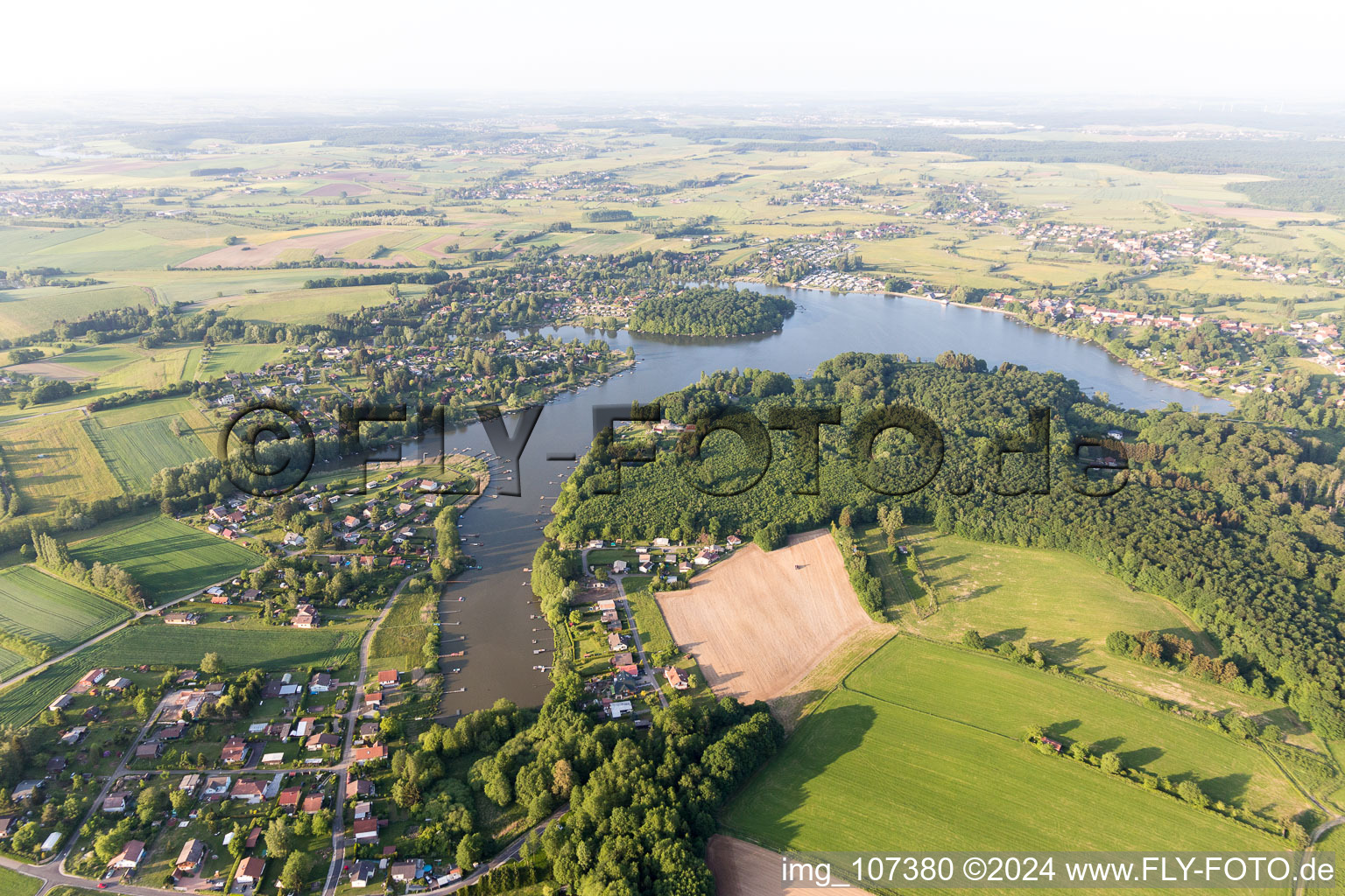 Étang du Marais à Hilsprich dans le département Moselle, France d'en haut