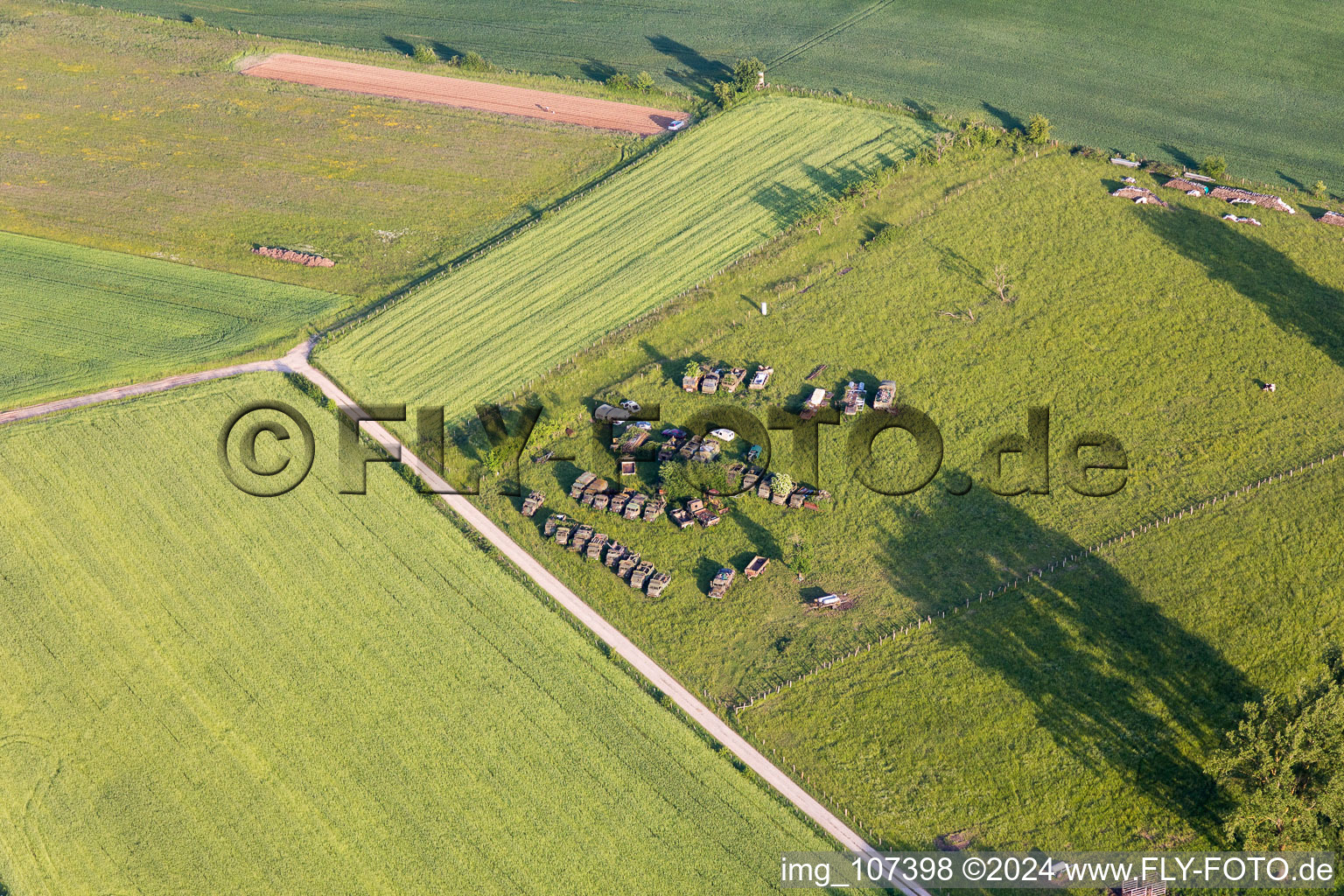 Vue aérienne de Véhicules militaires à Vibersviller dans le département Moselle, France